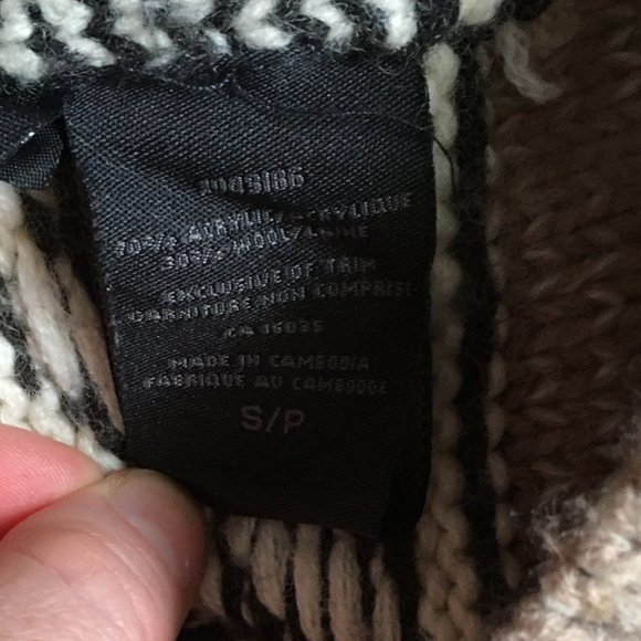 Gorgeous Chunky Knit button up warm sweater, Aztec Print - Picture 5 of 6